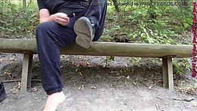 Schuhe Und Nylonfüße Locken Dich Outdoor Im Wald Zu Dirty Voyeur Nylon Toe Action