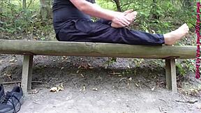 Schuhe Und Nylonfüße Locken Dich Outdoor Im Wald Zu Dirty Voyeur Nylon Toe Action