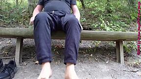 Schuhe Und Nylonfüße Locken Dich Outdoor Im Wald Zu Dirty Voyeur Nylon Toe Action