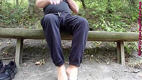 Schuhe Und Nylonfüße Locken Dich Outdoor Im Wald Zu Dirty Voyeur Nylon Toe Action