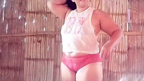 damn this horny latina milf dances so hot...
