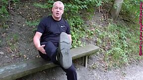 Schuhe Und Nylonfüße Locken Dich Outdoor Im Wald Zu Dirty Voyeur Nylon Toe Action