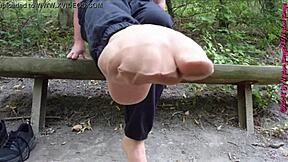 Schuhe Und Nylonfüße Locken Dich Outdoor Im Wald Zu Dirty Voyeur Nylon Toe Action