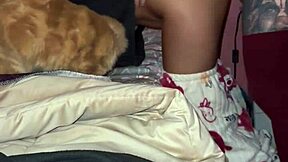 joven pareja grabando su primer video casero 🔥 doggystyle en la noche!