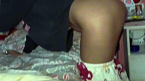 joven pareja grabando su primer video casero 🔥 doggystyle en la noche!