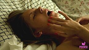 Skinny Roxana fingers her tight ass on the bed