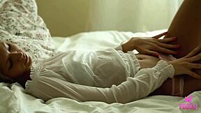 Skinny Roxana fingers her tight ass on the bed