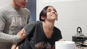 Deja de cocinar, tu novia latina muscular quiere un quickie anal creampie en la cocina