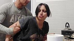 Deja de cocinar, tu novia latina muscular quiere un quickie anal creampie en la cocina