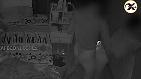 mi madrastra entra mientras me masturbo y mete mi verga en su culo grabada por camara