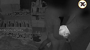 mi madrastra entra mientras me masturbo y mete mi verga en su culo grabada por camara