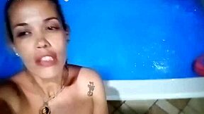 fiquei tãao excitada depóis da chamada dupla com paty bumbum q tive q me masturbar na piscina!!