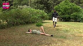 jeune coquine poilue se fait démonter dehors par énorme queue noire 😈🍑