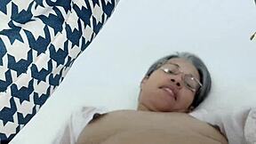 la sorprendo masturbandose en la cama y me meto en sus sabanas con ella