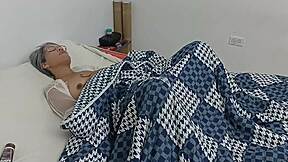 la sorprendo masturbandose en la cama y me meto en sus sabanas con ella