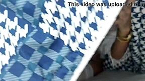 la sorprendo masturbandose en la cama y me meto en sus sabanas con ella