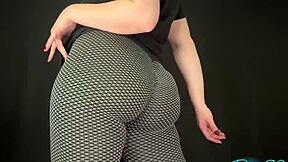 Barefoot milf housewife snaps teasing toe selfies