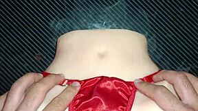 Sexo anal con Candy en tanga roja mientras usa pompones sexys