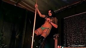 meu coração acelera vendo essa milf stripper coquete fazendo o cliente gozar como nunca