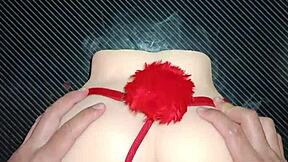 Sexo anal con Candy en tanga roja mientras usa pompones sexys