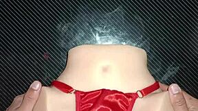 Sexo anal con Candy en tanga roja mientras usa pompones sexys