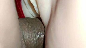 Sexo anal con Candy en tanga roja mientras usa pompones sexys