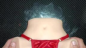 Sexo anal con Candy en tanga roja mientras usa pompones sexys