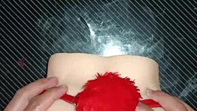 Sexo anal con Candy en tanga roja mientras usa pompones sexys