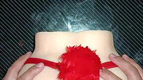 Sexo anal con Candy en tanga roja mientras usa pompones sexys