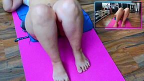 double cam spies curvy girl's fat ass pussy feet in barefoot yoga workout