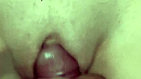 Dezenas de gozadas cheias enchem buceta apertada da esposa em creampie amador