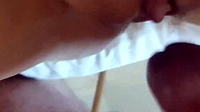 Dezenas de gozadas cheias enchem buceta apertada da esposa em creampie amador