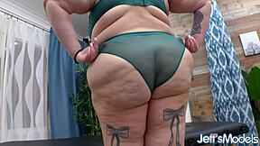 i love stuffing my fat pussy with huge toys till i squirt