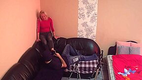 damn i worship her perfect milf feet right on the couch!