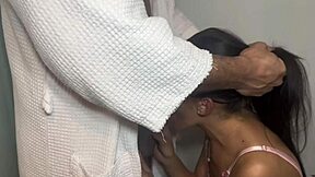 eu comi essa casada magrinha no banheiro todo