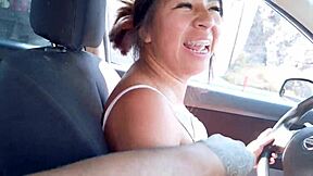 la chica taxista latina se desnuda naked en el taxi car ride