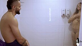Mi Esposo Me Espía En La Ducha Me Prende Y Me Follo Su Polla Grande Antes De Terminar