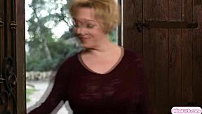 omg i can't resist seducing this hot blonde fan with my milf face sit