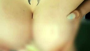 me tocando la concha mientras el vecino me mira fijo y se calienta