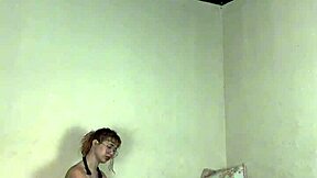 nos bastidores eu dei o cuzinho pro boy da amiga pela primeira vez bem molhadinha