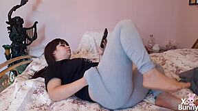 watching porn on phone gets me so wet fingering pussy hard