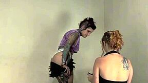 nos bastidores eu dei o cuzinho pro boy da amiga pela primeira vez bem molhadinha