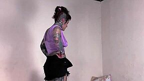 nos bastidores eu dei o cuzinho pro boy da amiga pela primeira vez bem molhadinha