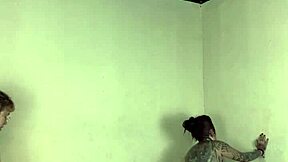 nos bastidores eu dei o cuzinho pro boy da amiga pela primeira vez bem molhadinha