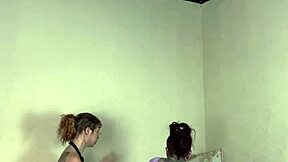 nos bastidores eu dei o cuzinho pro boy da amiga pela primeira vez bem molhadinha