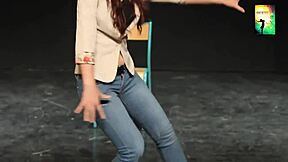 Wow tra my's sexy vietnamese dance has everyone hooked tonight!!