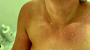 Amateur wife with big tits bathes under golden shower from old couple partner