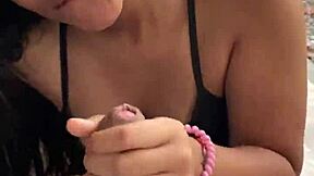 pucha esa puta colombiana chupando verga en la calle y la vecina la pilla asi no more