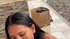 pucha esa puta colombiana chupando verga en la calle y la vecina la pilla asi no more