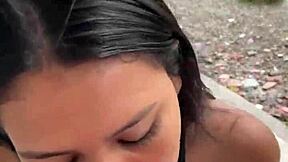 pucha esa puta colombiana chupando verga en la calle y la vecina la pilla asi no more